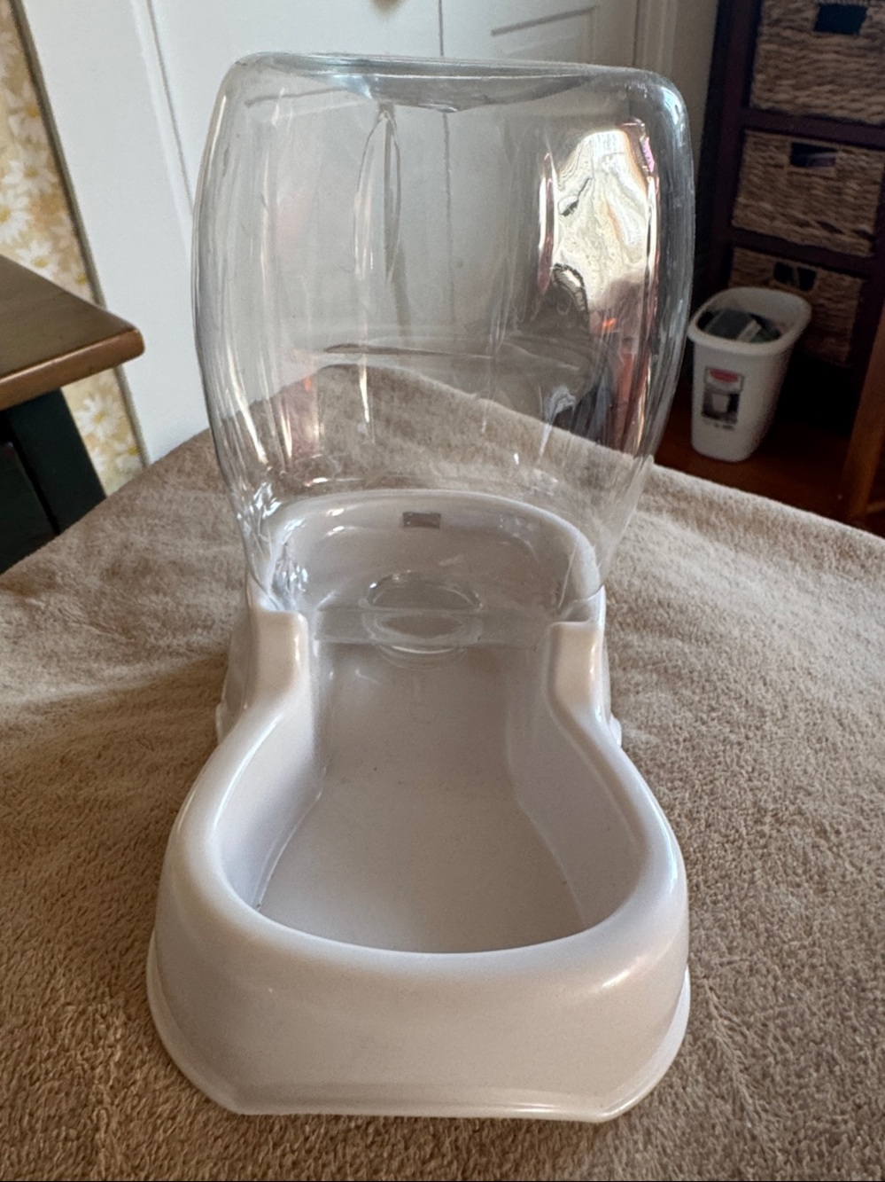 Petmate White Automatic Water Dispenser with Clear Reservoir